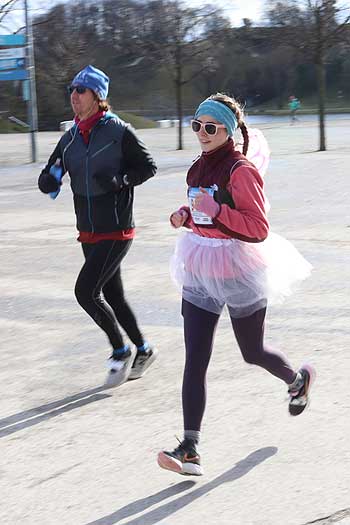 Winterlaufserie München 2022 Teil 3: Lauf über 20 km und Faschingslauf über 10 km am 05.01.2022 im Olympiapark, München (©Foto: Martin Schmitz)